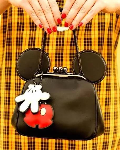 博鱼体育：箱包)Coach X Disney Mickey锁吻包(图1)